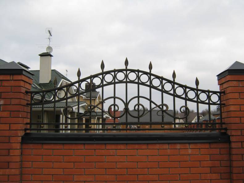 Кованые навершия на забор (фото): стальные пики, чугунные короны, литые наконечники, изготовление, выбор и применение в оформлении
