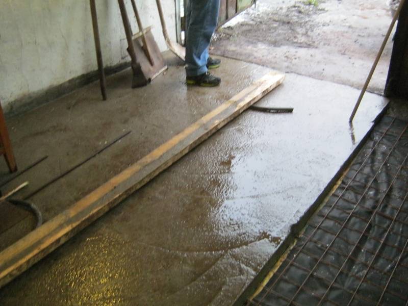 Заливка пола в гараже: гидроизоляция, бетонирование и шлифовка