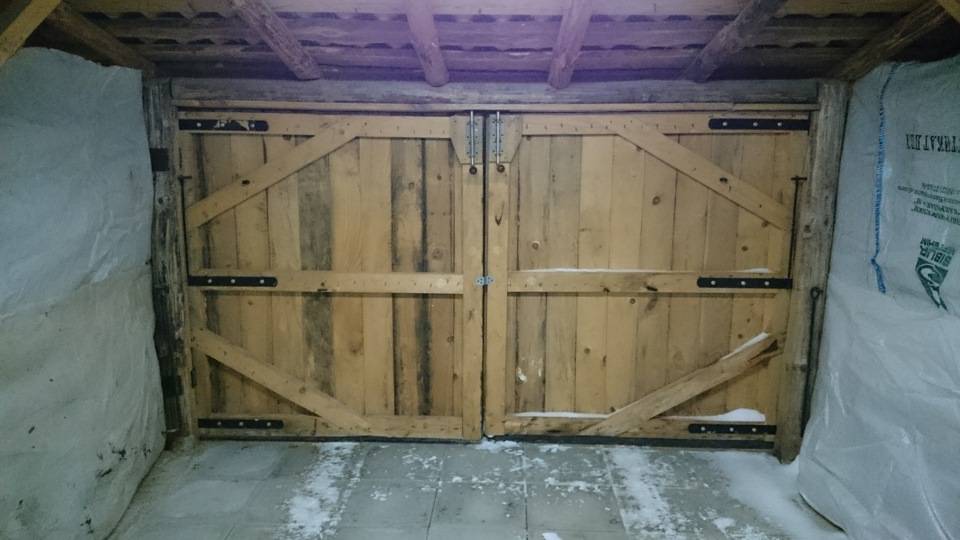 Ворота деревянного гаража. гараж. строим своими руками