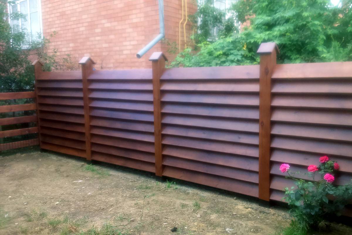 Забор жалюзи металлический и деревянный: установка своими руками