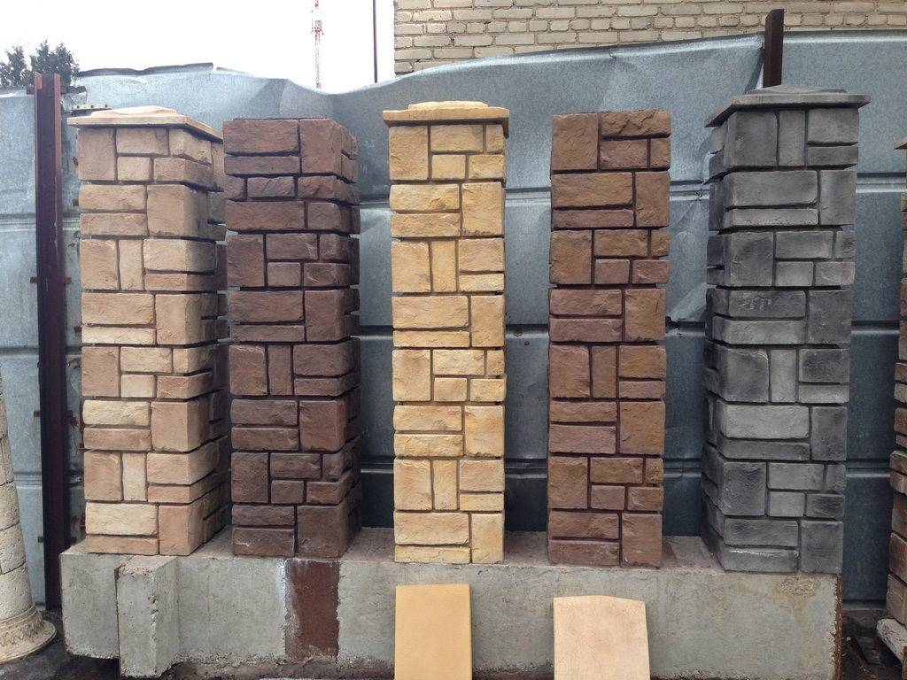 Декоративные бетонные столбы для забора: виды блоков из камня