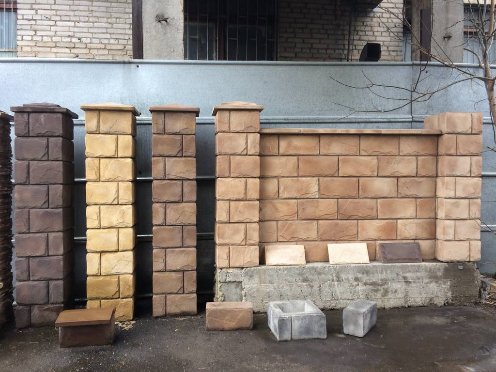 Бетонные блоки для забора: декоративные блоки и столбы