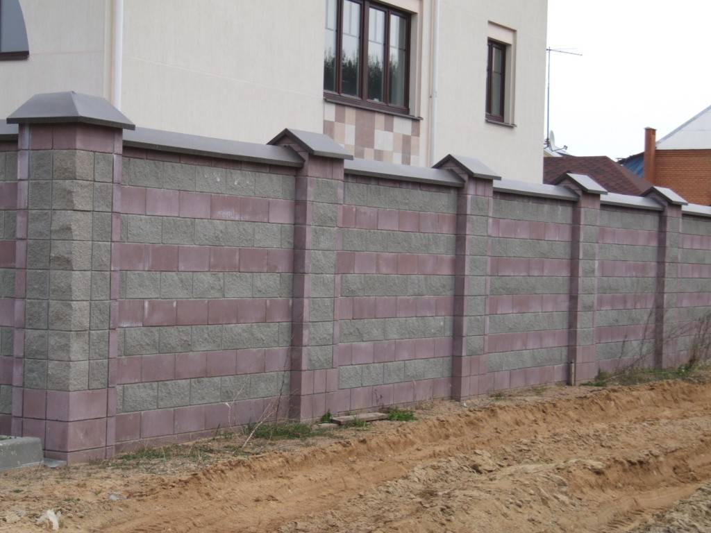 Забор из бессера: основные особенности материала и этапы строительства