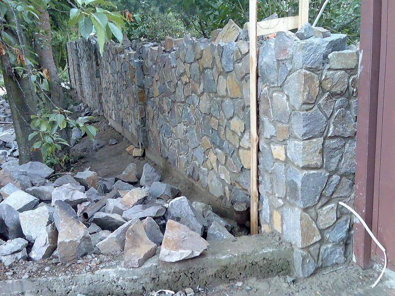 Как сделать забор из камня своими руками: натуральный и декоративный камень