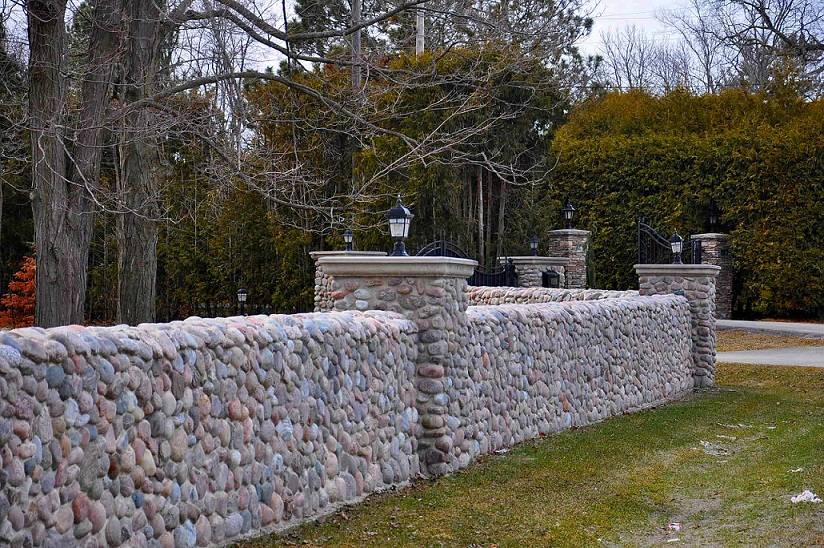 Забор из камня: как его построить своими руками — фото, видео.