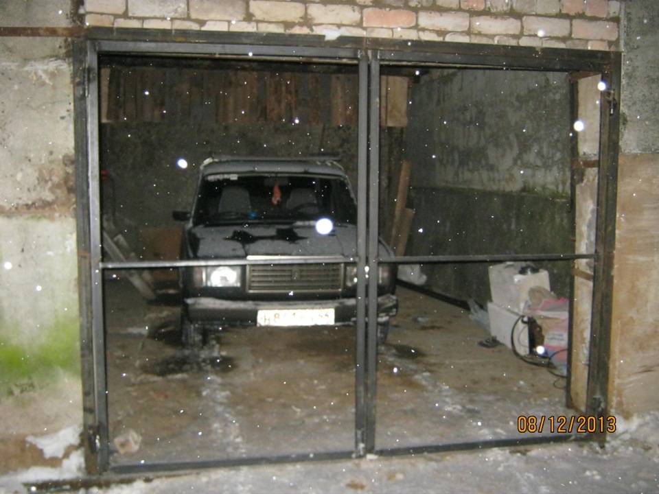 Чем утеплить стыки гаражных ворот