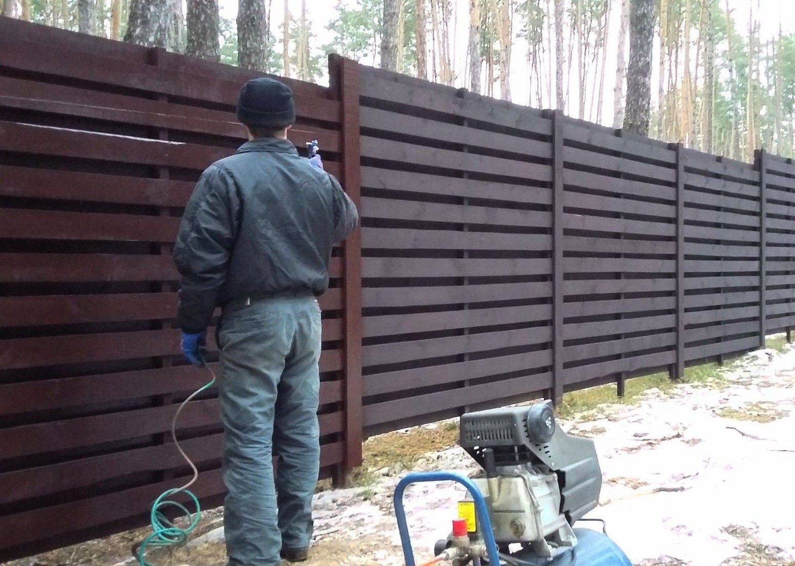 Чем лучше всего покрыть деревянный забор