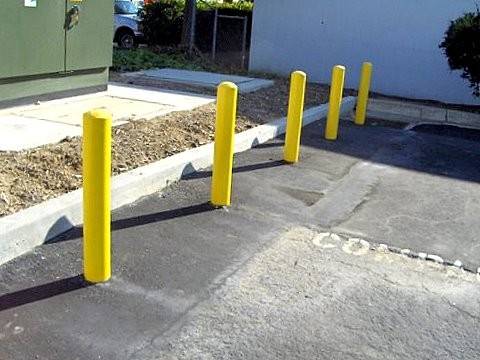 Ограждения для парковки: столбики, бетонные и полусфера во дворе