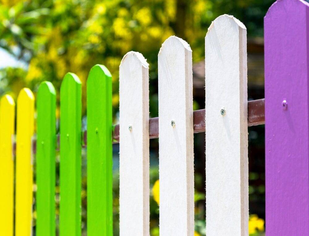 Чем покрасить деревянный забор из штакетника – выбор подходящей краски и ее нанесение