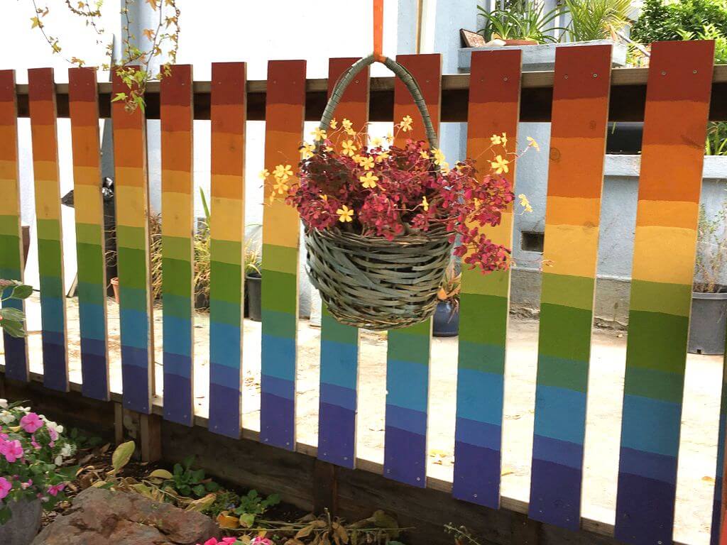 Каким цветом покрасить забор: советы психологов - 15 фото