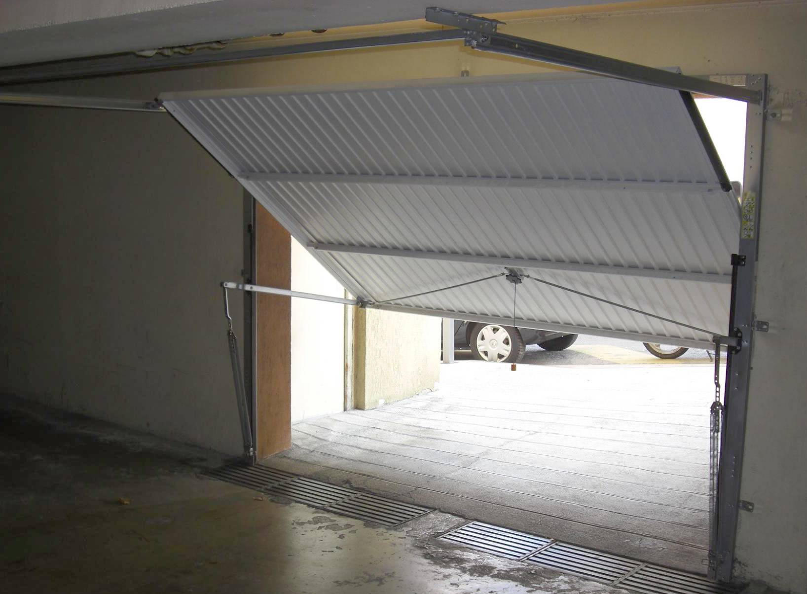 Как сделать подъемные ворота для гаража: принципы работы и монтажа