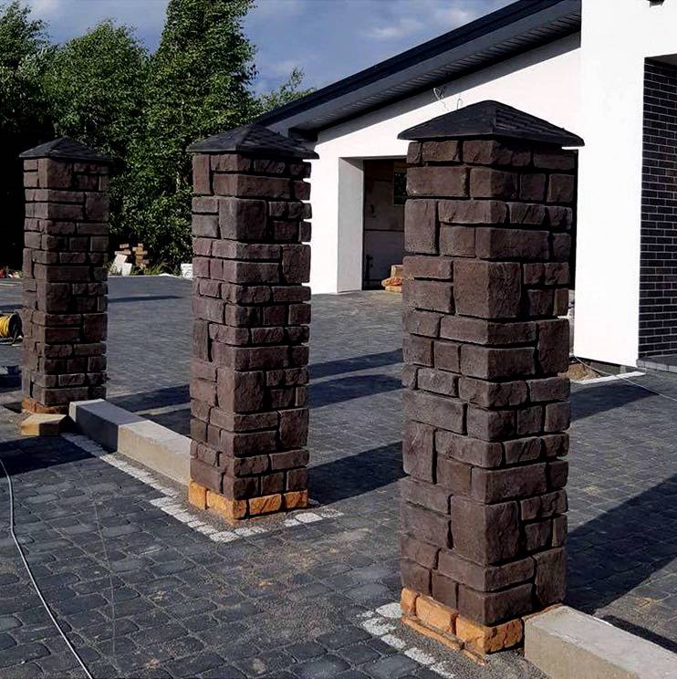 Наборные столбы для забора из бетона и декоративных блоков