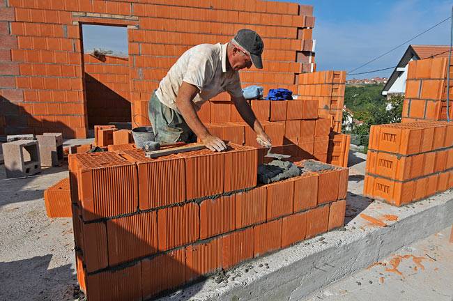Строительство домов из блоков и кирпича: возведение дома
