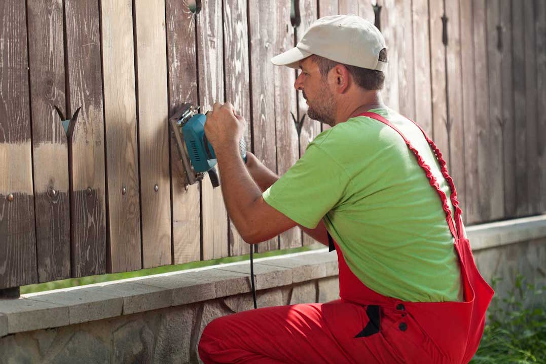 Чем покрасить деревянный забор на долго и дешево — инструкция покраски своими руками
