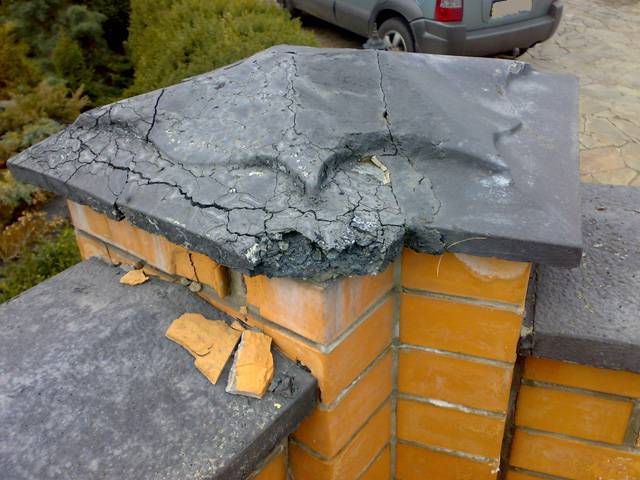 Отливы на кирпичный забор, фундамент – бетонные, металлические