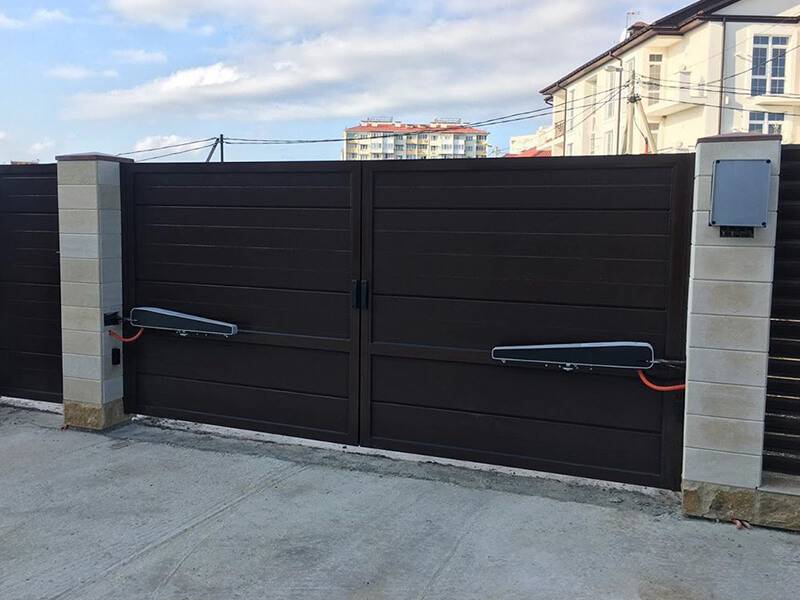 Секционные гаражные ворота: преимущества использования, автоматические и ручные подъёмные варианты